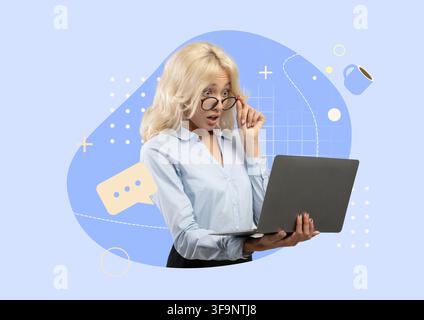 Giovane donna sorpresa con capelli biondi che indossa occhiali e usa un laptop, concetto di business d'ufficio Foto Stock