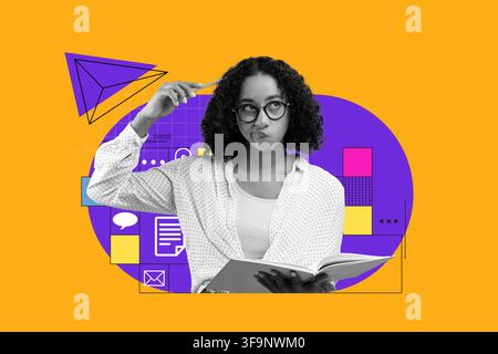 Giovane donna nera pensierosa che legge un libro e riflette in uno spazio di lavoro creativo, concetto di educazione Foto Stock