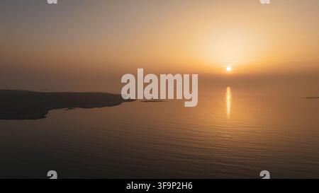 Vista aerea con drone di un tramonto sulla costa occidentale della Svezia vicino a Göteborg Foto Stock