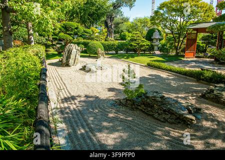 Giardino roccioso giapponese - parte del Princess Grace Japanese Garden a Monaco in estate, rocce, lanterna di pietra nell'acqua. Foto Stock