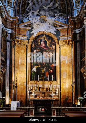 Altare maggiore nel coro della Chiesa di San Luigi dei Francesi, Roma, Lazio, Italia, aprile 2024 Foto Stock