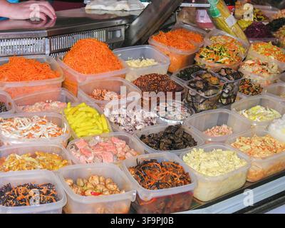 Una varietà di insalate e antipasti sott'aceto in mostra in un mercato in Russia Foto Stock