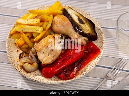 Pollo con verdure stufate e patate Foto Stock