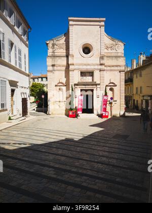 Facciata storica della Chapelle des Pénitents Noirs di fronte a una piazza lastricata nella città costiera di La Ciotat, Bouches-du-Rhône, Francia. Foto Stock