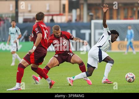 Toronto, Canada. 15 agosto 2026. Niklas Dorsch #06 del Toronto FC e Brooklyn Raines #21 del New England Revolution lottano per la palla durante la partita di Major League Soccer tra il Toronto FC e il New England Revolution allo stadio BMO Field. il 15 agosto 2026 a Toronto, Canada. (Foto di Leonardo Ramirez/ Eyepix Group/Sipa USA) Credito: Sipa USA/Alamy Live News Foto Stock