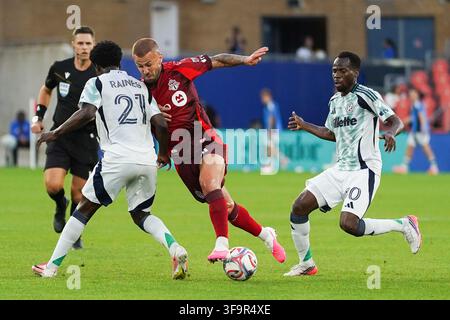 Toronto, Canada. 15 agosto 2026. Brooklyn Raines #21 del New England Revolution e Niklas Dorsch #06 del Toronto FC lottano per la palla durante la partita della Major League Soccer tra il Toronto FC e il New England Revolution allo stadio BMO Field. il 15 agosto 2026 a Toronto, Canada. (Foto di Leonardo Ramirez/ Eyepix Group/Sipa USA) Credit: Sipa USA/Alamy Live News Foto Stock