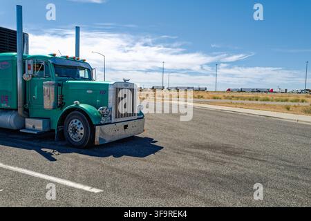 La parte anteriore di un semirimorchio Peterbilt verde parcheggiato in un'area di sosta sull'Interstate 86 nell'Idaho, USA Foto Stock