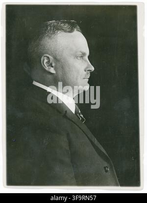 Martin Kiessling, 1879-1944, Berlino, architetto, direttore edilizio, ritratto di profilo di un uomo in abito con espressione seria, tradizionalmente scattato nel Foto Stock
