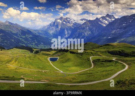Strada tortuosa da Mannlichen a Grindelwald vista da Mannlichen in estate. Lauterbrunnen, Oberland bernese, Svizzera Foto Stock