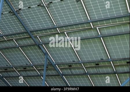 I pannelli solari ad alta efficienza energetica catturano la luce del sole, mostrando la tecnologia verde sul tetto di una struttura contemporanea. Foto Stock