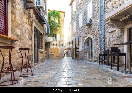 Città vecchia di Budva e edifici tradizionali del Montenegro Foto Stock