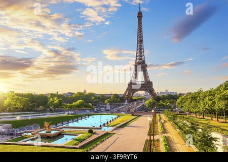 Monumento parigino Torre Eiffel, vista dalla fontana del Trocadéro, luce del tramonto Foto Stock