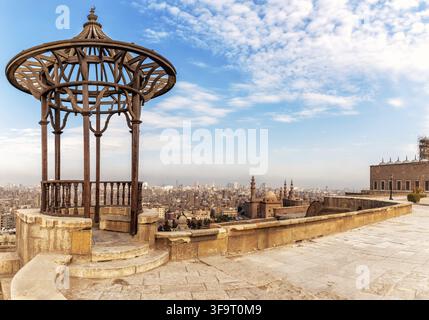 Antico padiglione sul tetto della Cittadella e la moschea-madrassa del Sultano Hassan sullo sfondo, Il Cairo, Egitto Foto Stock