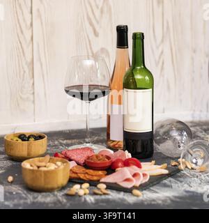 Bottiglia di vino, bicchiere con gustosa salsiccia, pomodoro e salsa Foto Stock