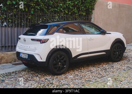 Cremona, Italia, 19 giugno 2025 Opel Mokka e parcheggiato su una storica strada acciottolata, che mostra il suo esterno contemporaneo bianco e nero e il suo u compatto Foto Stock