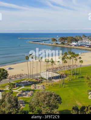 Vista aerea di Dana Point con palme, spiaggia sabbiosa, tavoli da picnic e frangiflutti lungo la costa a Dana Point, California, Stati Uniti. Foto Stock