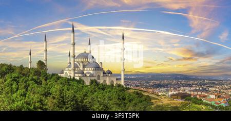 Moschea grande Camlica di Istanbul, splendido panorama sullo skyline, Turchia Foto Stock