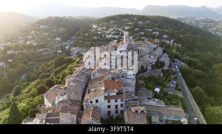 Vista panoramica aerea del villaggio medievale di Saint Paul de Vence, con torre della chiesa e case in pietra in Provenza Francia al tramonto estivo Foto Stock