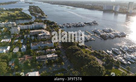 Vista aerea del porticciolo di West Palm Beach e del lungomare al tramonto Foto Stock