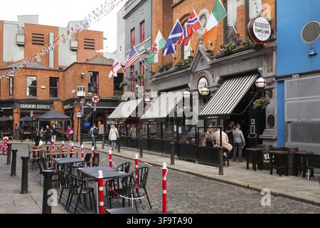 Vivace strada acciottolata Essex Steet East fuori dal Bad Bobs, Temple Bar, Dublino, Irlanda Foto Stock