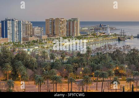 Vista aerea di Malaga, Spagna, dal Monte Gibralfaro. Vista di Muelle uno, un centro commerciale all'aperto e molo situato nel porto di Malaga Foto Stock