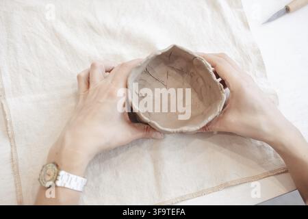 Modellazione a mano di piatti di argilla, vista dall'alto Foto Stock