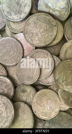 Un'immagine in primo piano di varie monete in euro ammucchiate, che mostrano più denominazioni, Monete ben utilizzate Foto Stock