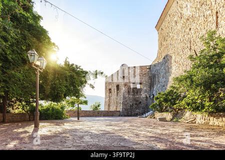Cittadella Fortezza di Budva in Montenegro, vista alba Foto Stock