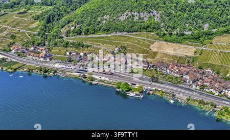 Twann al lago di Neuchatel, Svizzera, veduta aerea, maggio 2026 Foto Stock