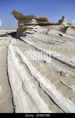 Dune fossili ad Abu Dhabi, un'area naturale unica. Linee guida in un telaio verticale. Foto Stock
