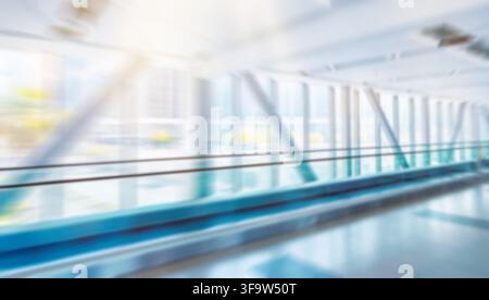Scalinata mobile piatta nella stazione della metropolitana di Dubai Foto Stock