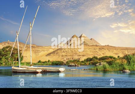 Paesaggio di Assuan con barche a vela nel Nilo sulla strada per piramidi, Egitto Foto Stock