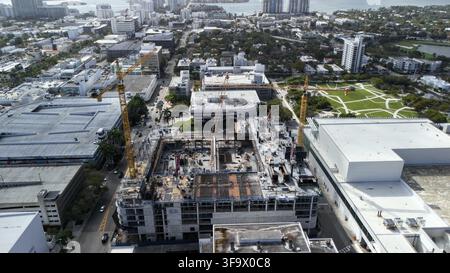 Ripresa a droni di uno sviluppo edilizio in un distretto costiero densamente popolato di Miami Beach Foto Stock