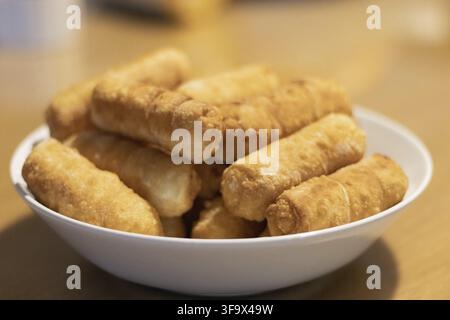 Finger di formaggio fritti, tequenos ripieni di formaggio bianco. Foto Stock
