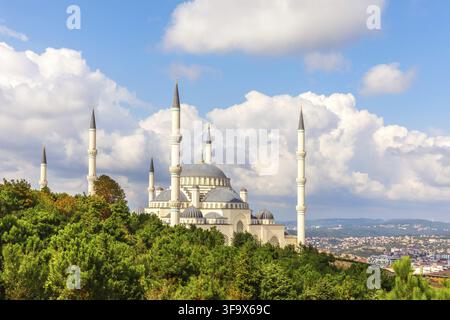 Camlica moschea di Istanbul, bella vista laterale Foto Stock