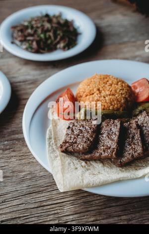 Piatto di kebab turco con bulgur e verdure Foto Stock