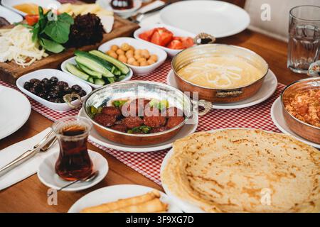 Deliziosa festa di colazione turca tradizionale sul tavolo Foto Stock