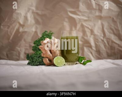 Succo verde con ingredienti freschi, perfetto per una sana e Foto Stock