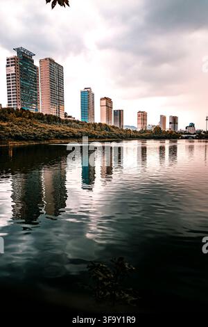 SEUL, COREA DEL SUD - 14 agosto 2026: vista panoramica del paesaggio urbano e dei grattacieli residenziali lungo la riva alberata del lago Seokchon (Seokchonh Foto Stock