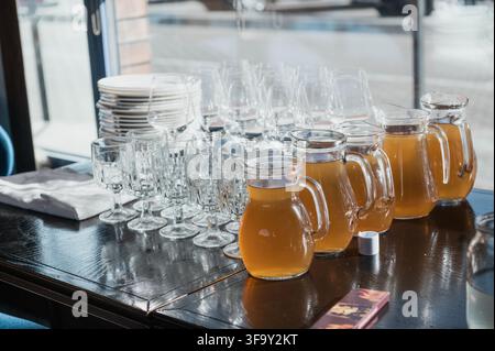 Bicchieri di limonata fredda su un tavolo vicino alla finestra. Foto d'archivio ad alta risoluzione. Foto Stock