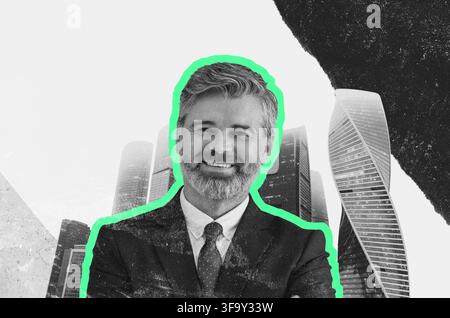 Uomo di mezza età sorridente in giacca e cravatta che posa con sicurezza in un ambiente aziendale urbano, concetto di business Foto Stock