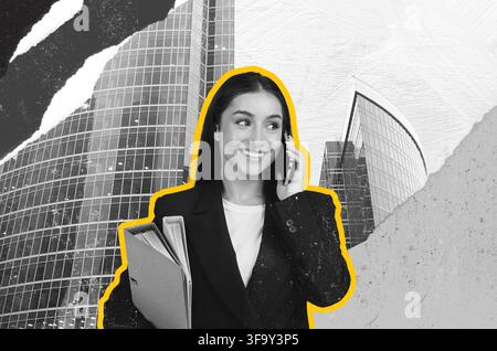 Donna d'affari sorridente che parla al telefono con documenti in mano, sfondo ufficio moderno Foto Stock