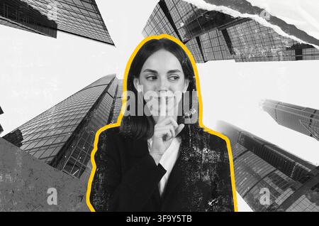 Giovane donna caucasica sorride con la mano sulle labbra in un contesto urbano, concetto di business Foto Stock