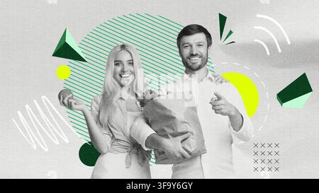 Coppia caucasica felice con la spesa in un sacchetto di carta, sorridente, ambiente domestico, concetto di stile di vita Foto Stock