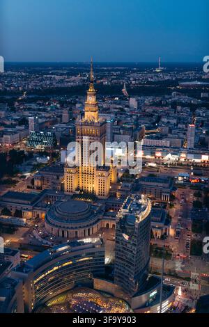 Palazzo della Cultura e della Scienza all’ora blu, vista dalla torre Varso, Varsavia, Polonia Foto Stock