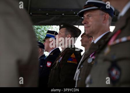 Il tenente colonnello dell'U.S. Army Steven Saxion, comandante di battaglione del 2° Battaglione, 37° Reggimento corazzato, osserva una parata della Giornata delle forze armate polacche a Orzysz, Polonia, il 16 agosto 2026, come parte del Gruppo di combattimento delle forze di terra avanzate della NATO-Polonia, commemorando la vittoria della Polonia nella battaglia di Varsavia del 1920. Foto Stock