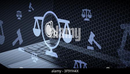 Le leggi contro il cyberterrorismo e la legislazione sui reati digitali sono illustrate da una bilancia legale luminosa e un ologramma di una bomba sulla tastiera di un laptop. Foto Stock
