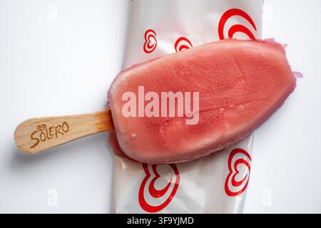 Gelato Solero, gusto fragola attorcigliato sulla confezione Foto Stock