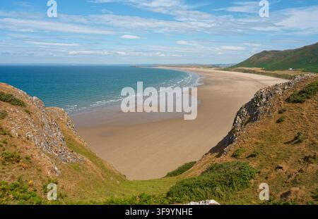 In alto sopra una tranquilla spiaggia di Rhossili in una calda mattina di luglio. Foto Stock