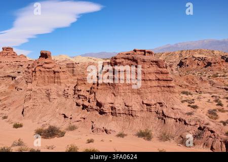 Formazioni rocciose in arenaria rossa e scogliere erose in un paesaggio arido delle Ande Foto Stock